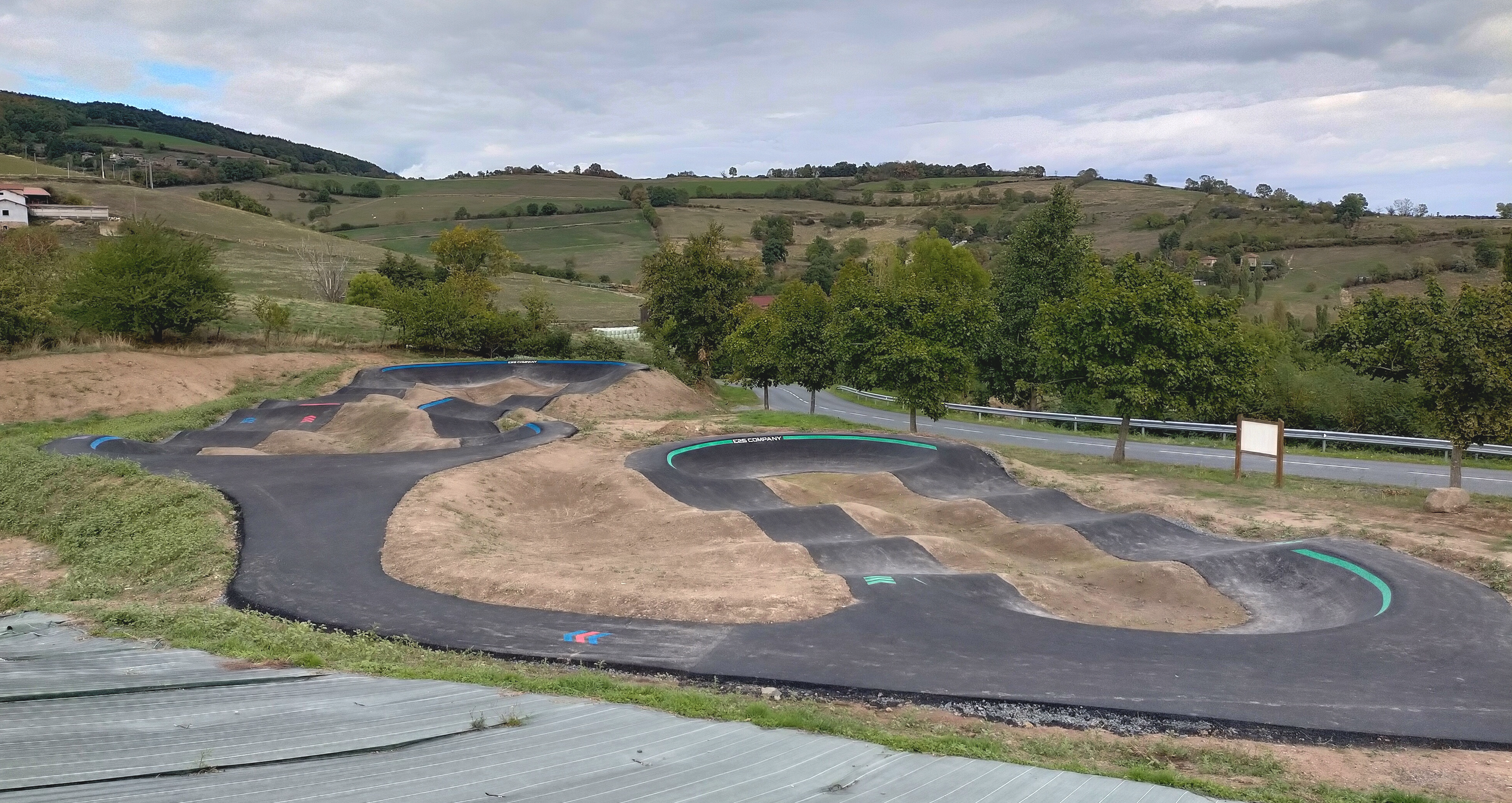 Pumptrack de Brullioles avec piste verte et piste bleue