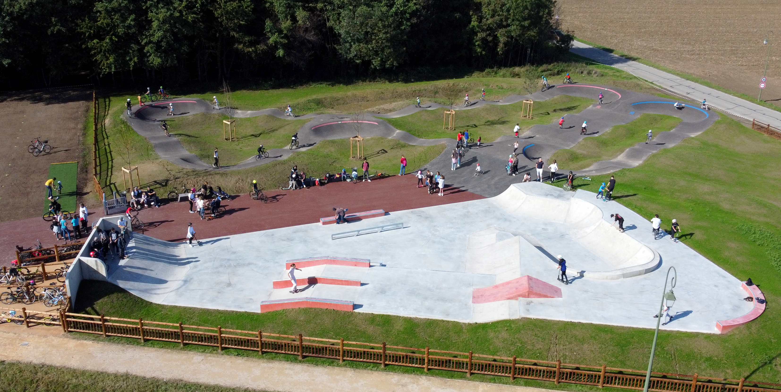 Photo de la pumptrack et du skatepark de Chaponnay