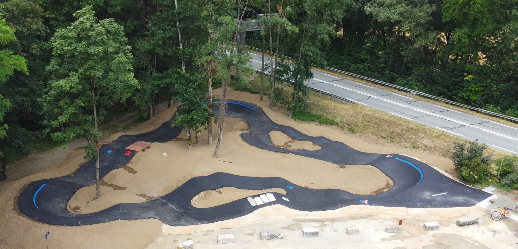 Photo au drone de la pumptrack de Yenne by E2S Company